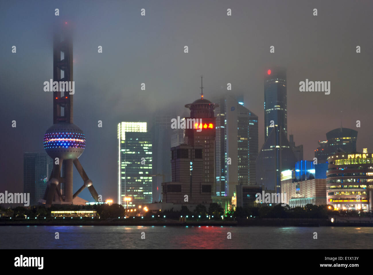 La Oriental Pearl TV Tower e lo skyline di Pudong nella nebbia, Shanghai Foto Stock