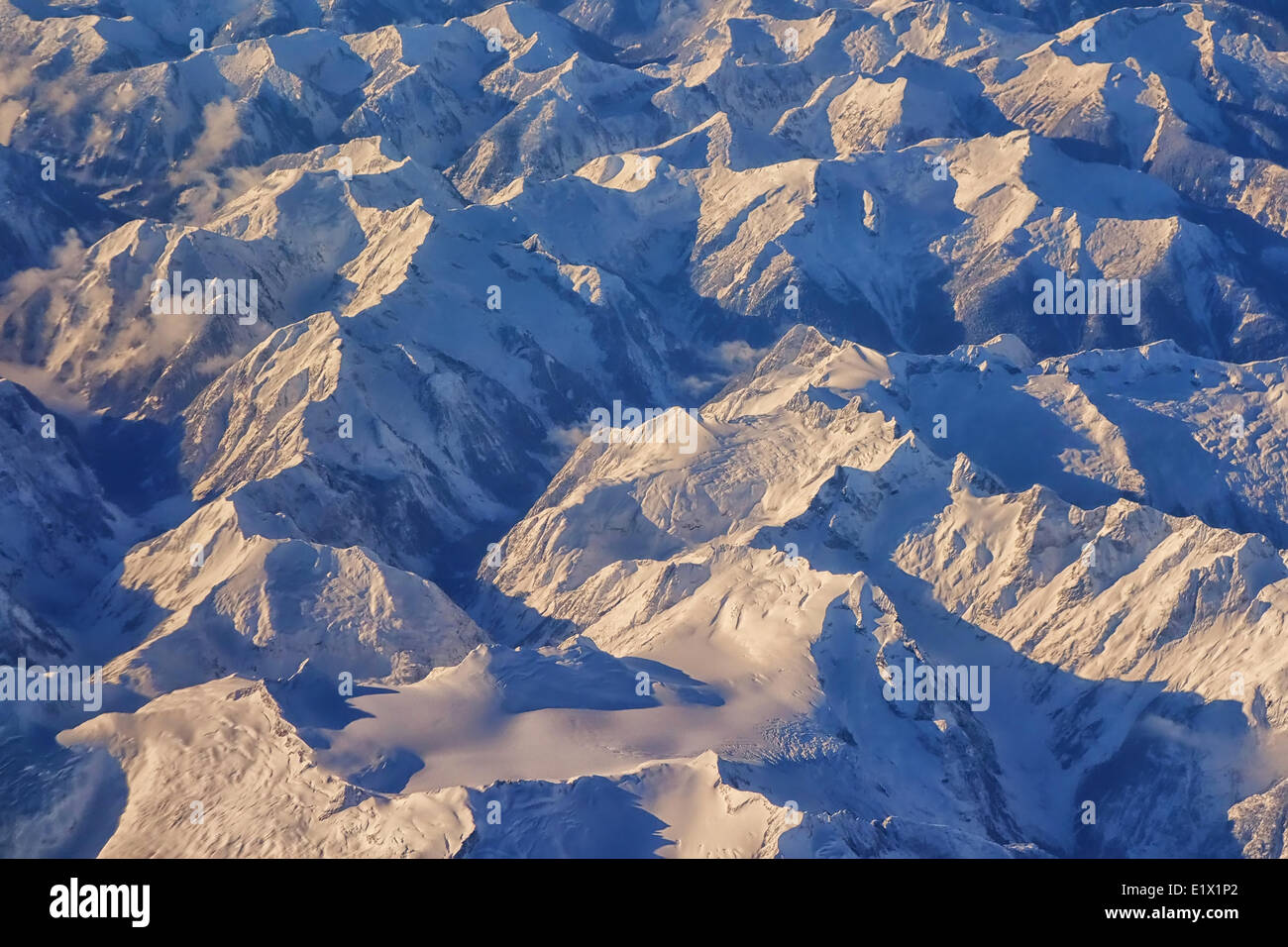 British Columbia coast mountains visto in una foto aerea lungo il percorso tra Whitehorse, Yukon e Vancouver, BC. Foto Stock