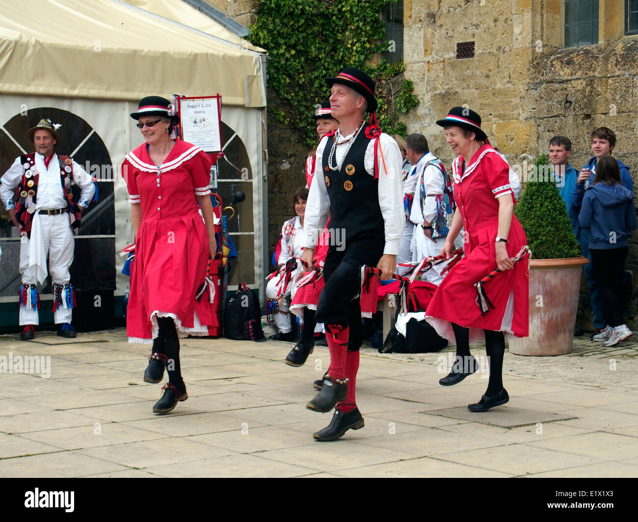 I danzatori del morris dancing gruppo "frastagliato e vecchio Morris' dancing in un luogo vicino a Winchcombe, nel Gloucestershire. Foto Stock