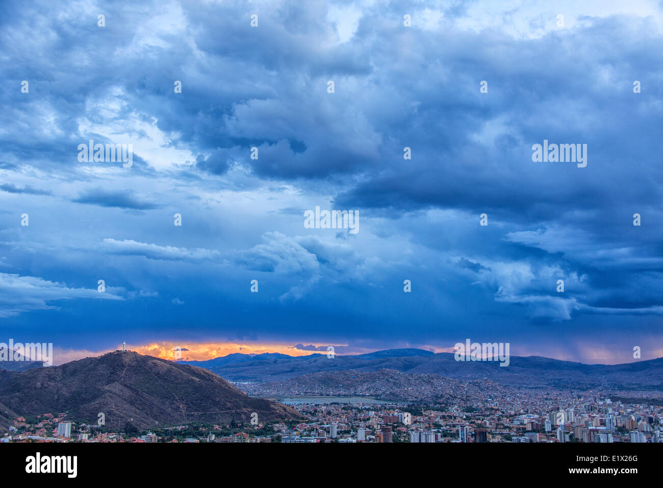 Drammatica del cielo sopra la città di Cochabamba Bolivia. Foto Stock