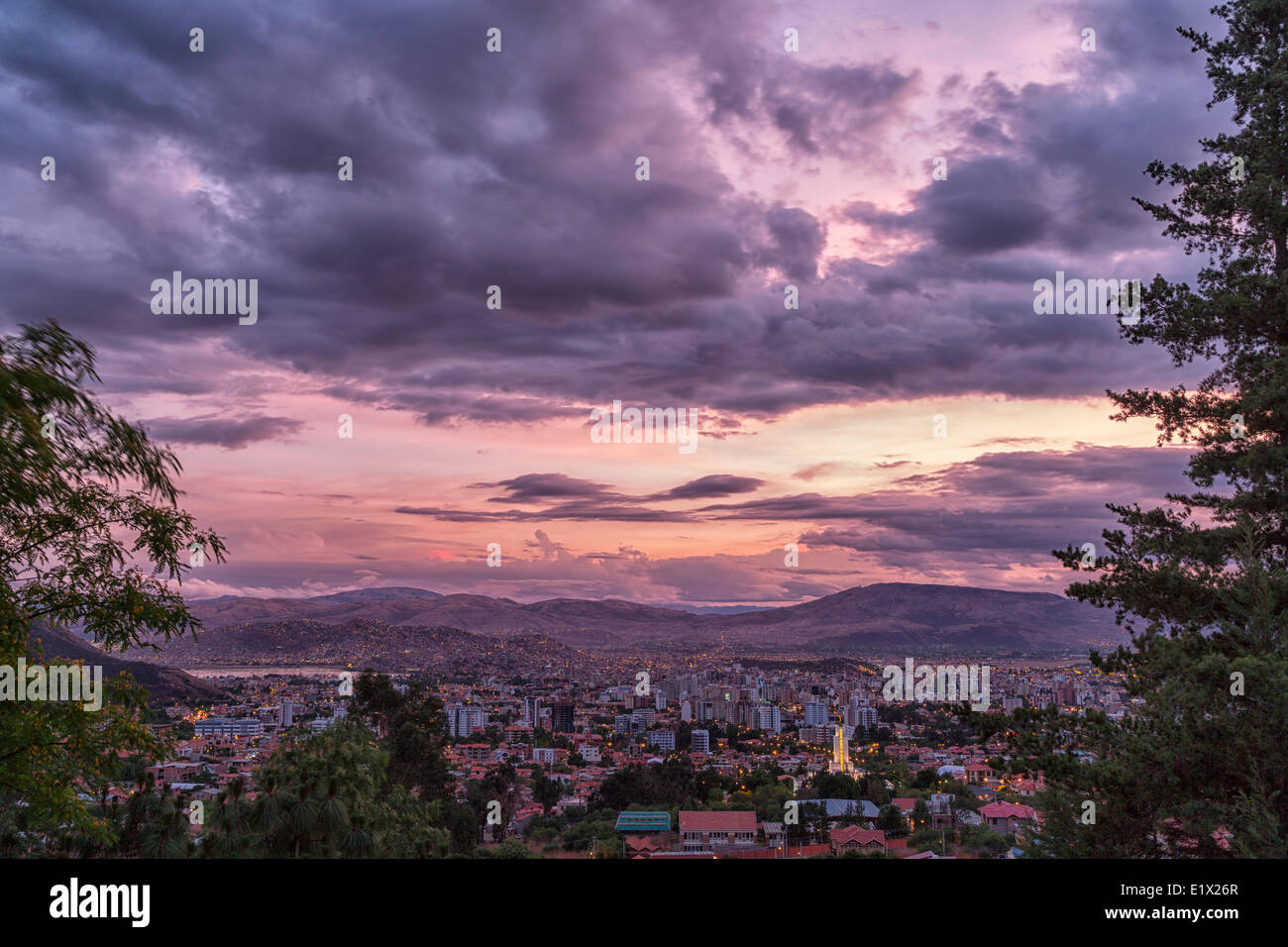 Tramonto sulla città boliviana di Cochabamba. Foto Stock