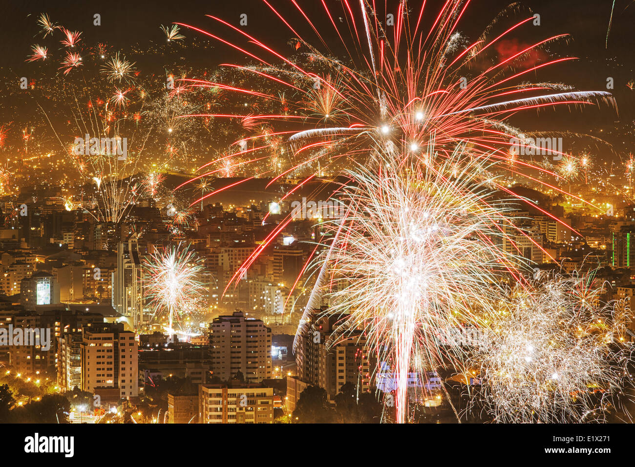 Un minuto di esposizione della Vigilia di Capodanno fuochi d'artificio su Cochabamba Bolivia. Foto Stock
