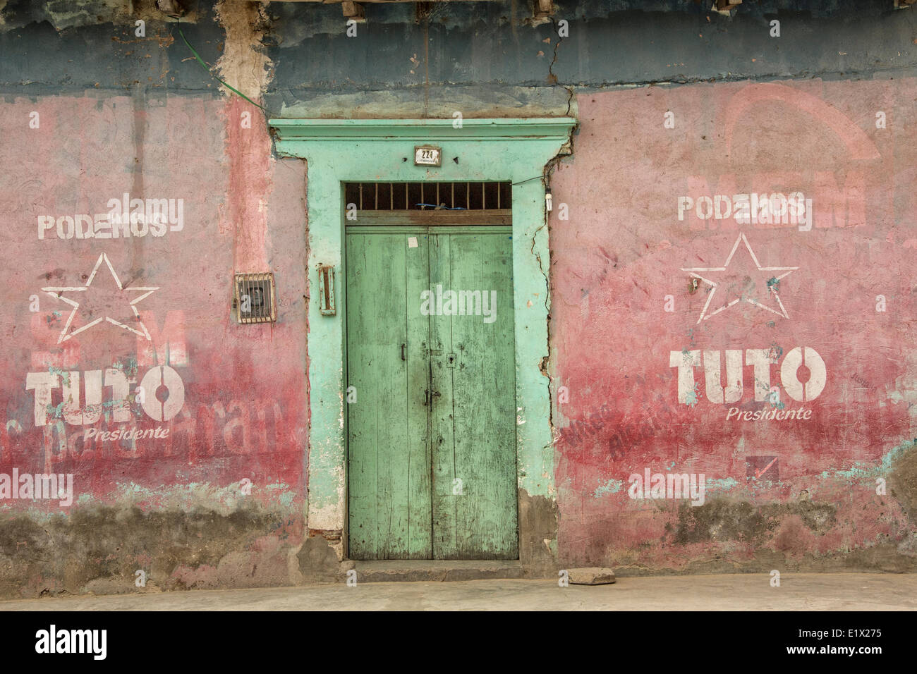 La vecchia vernice e porta nella città di tarata, vicino a Cochabamba Bolivia. Foto Stock