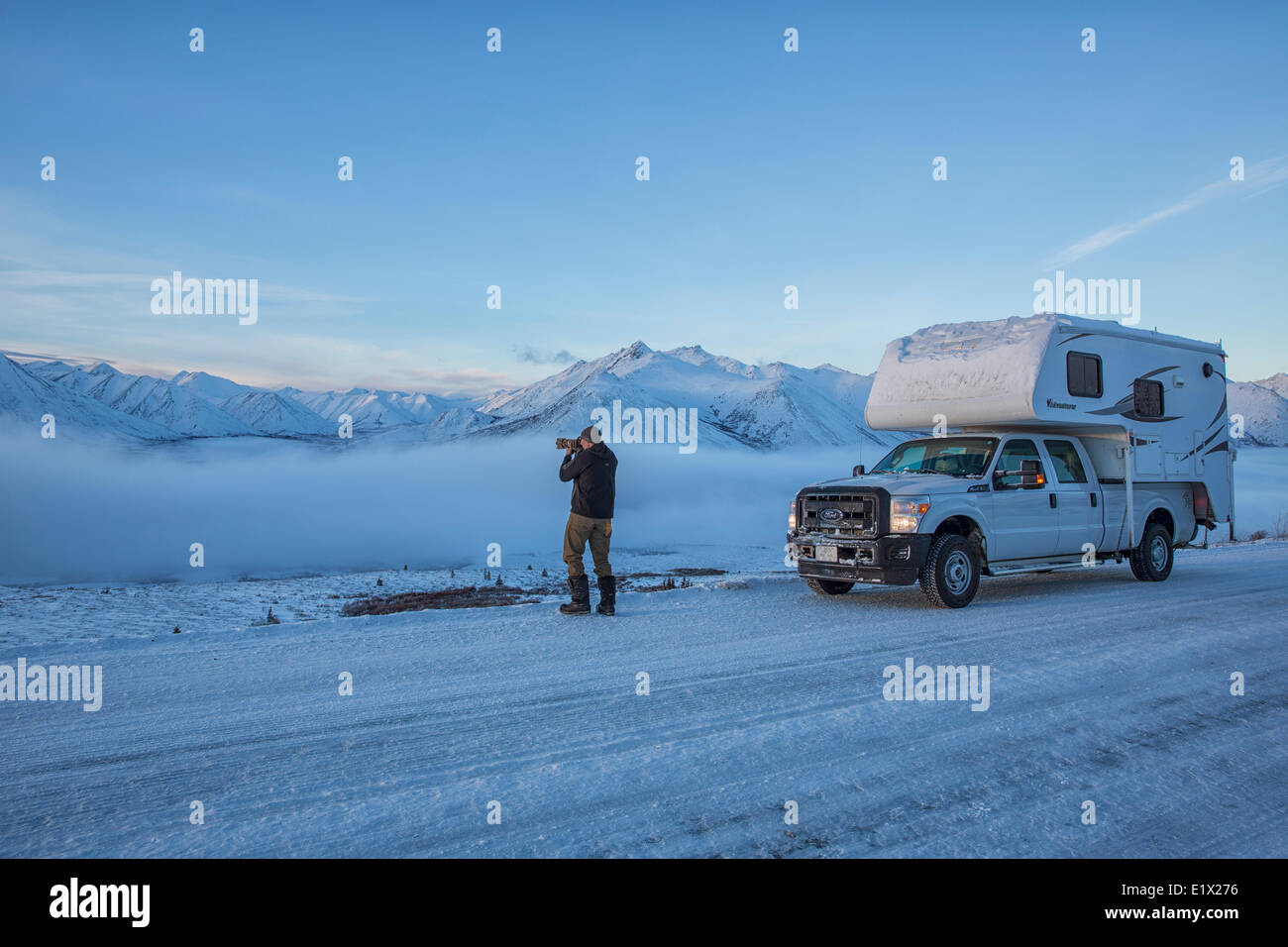 Uomo di scattare le foto lungo la Dempster Hghway con il suo camion e camper, Yukon. Foto Stock