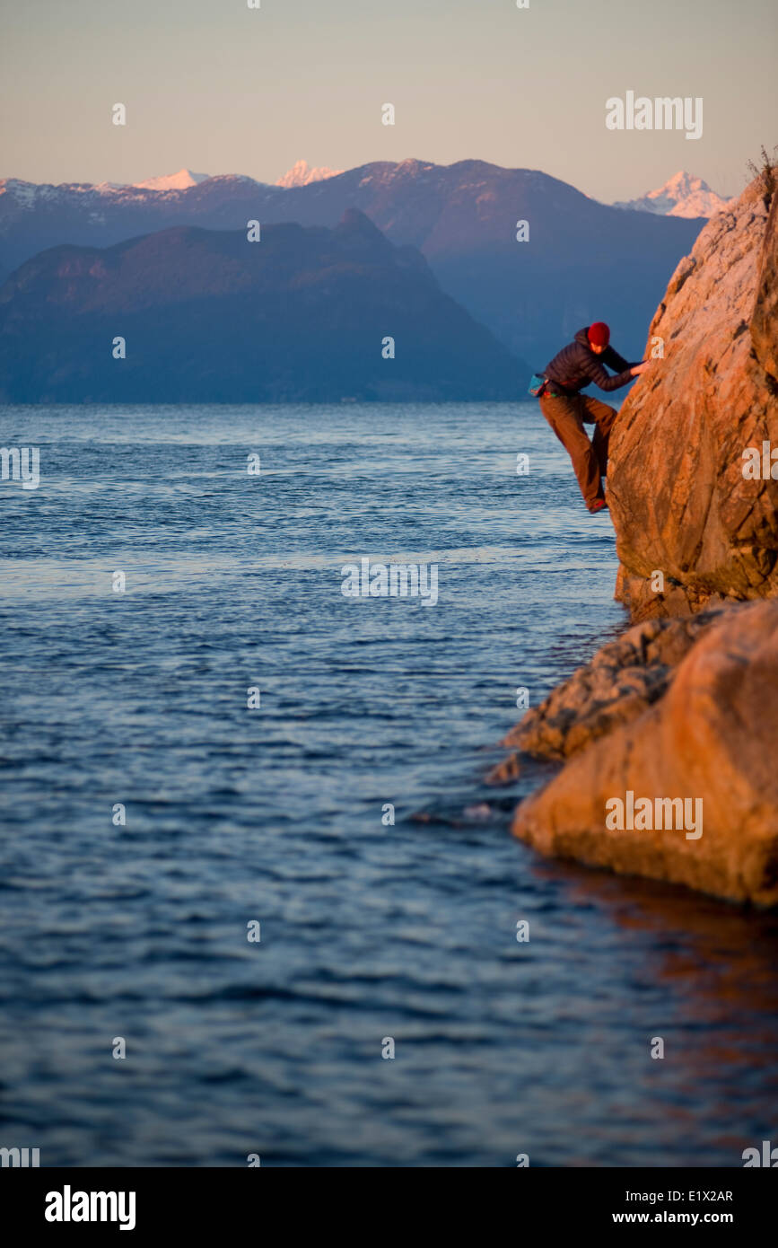 Arrampicata su roccia a Whytecliff Park, West Vancouver, British Columbia, Canada Foto Stock