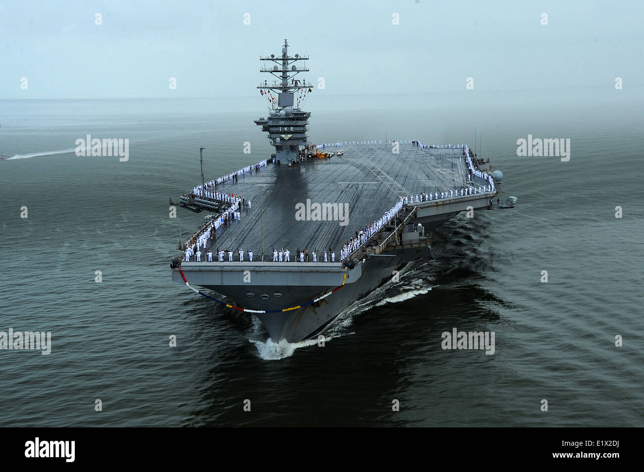 US Navy nuclear powered portaerei USS Dwight D. Eisenhower approcci porta a casa con i marinai manning le rotaie al completamento di una distribuzione programmata Luglio 3, 2013 in Norfolk, Virginia. Foto Stock