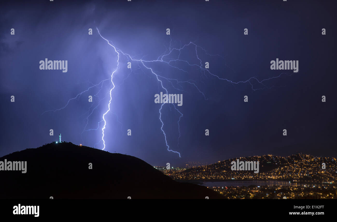 Un fulmine durante un temporale sopra la città di Cochabamba Bolivia. El Cristo è in primo piano. Foto Stock