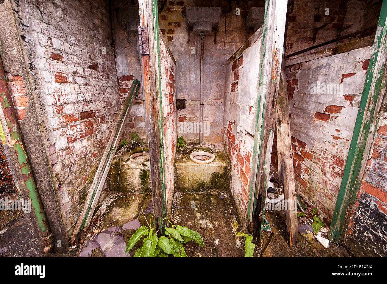 Servizi igienici in disuso a Fort Dunree, Linsfort, County Donegal, Irlanda Foto Stock