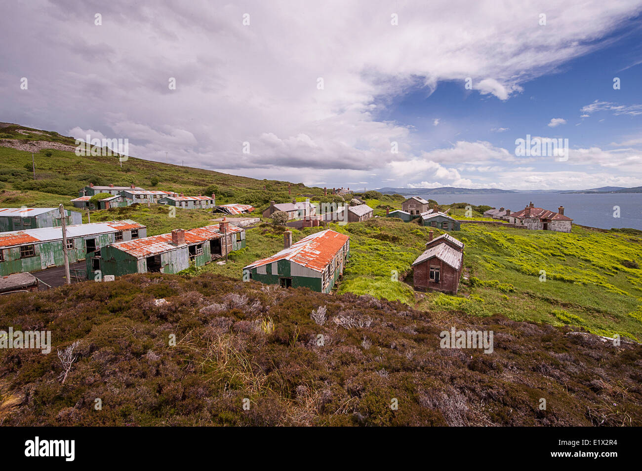 Abbandonato Nissen tipo capanne ondulato a Fort Dunree, Linsfort, County Donegal, Irlanda Foto Stock