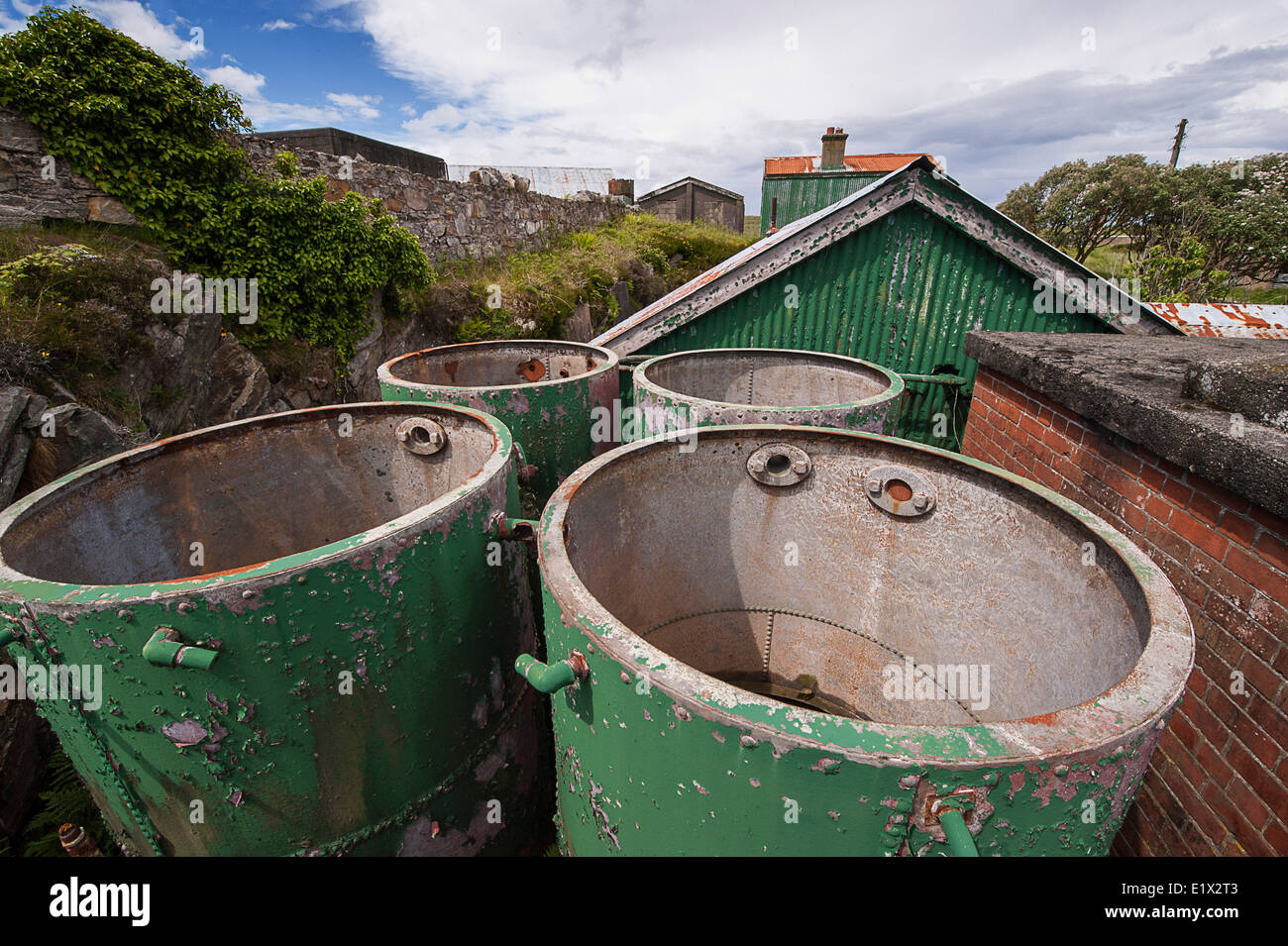 Abbandonati i serbatoi di acqua e di Nissen tipo capanne ondulato a Fort Dunree, Linsfort, County Donegal, Irlanda Foto Stock