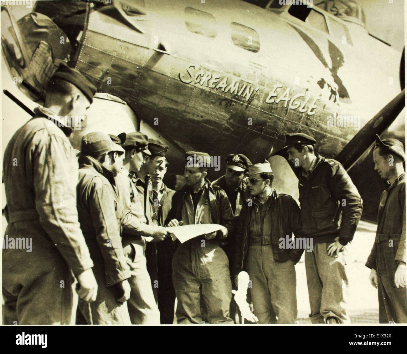 Il 99th Bombardment Group fu un'unità chiave della 11th Air Force durante la seconda guerra mondiale, operando bombardieri B-17 Flying Fortress nel teatro del Pacifico. Questo gruppo contribuì in modo significativo allo sforzo bellico tra il 1941 e il 1945. Foto Stock