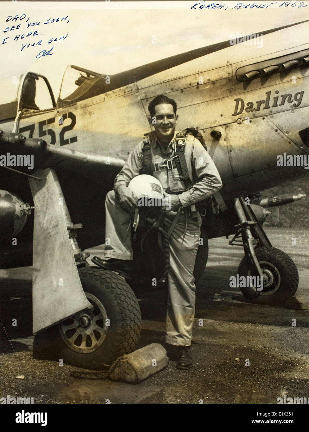 Edward Aubuchon è fotografato con il suo P-51 Mustang, un leggendario aereo da caccia della seconda guerra mondiale, nel 1952. Il Mustang, noto per le sue capacità a lungo raggio e ad alta velocità, rimane uno degli aerei più iconici della seconda guerra mondiale. Foto Stock
