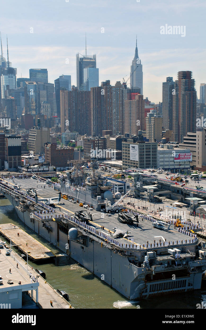US Navy Wasp-classe assalto anfibio nave USS Iwo Jima posti barca nel porto di New York per la Settimana della flotta 26 maggio 2010 nella città di New York, NY. Foto Stock