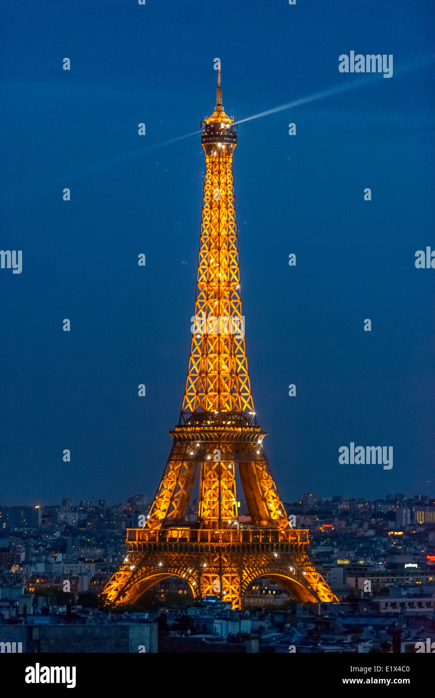 Parigi - 1 Settembre: Torre Eiffel al tramonto come si vede dall'Arc de Triomphe il 1 settembre 2013 a Parigi, Francia Foto Stock
