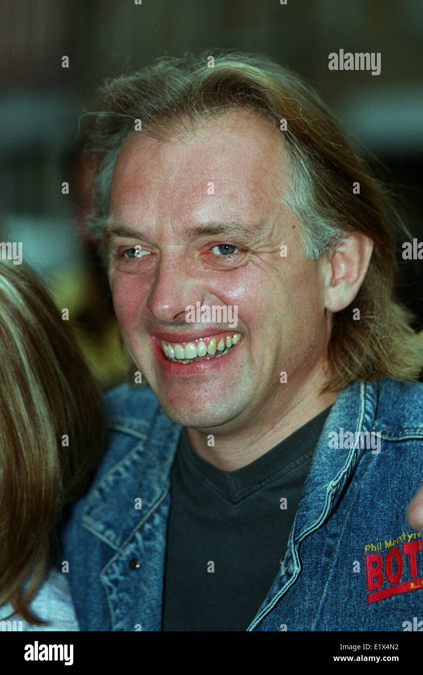 Giugno 9, 2014 - Comico RIK MAYALL Marzo 7, 1958 - Giugno 9, 2014) che ha girato a fama giocando poesia-scrittura Rick anarchica in 'giovani' è stato trovato morto nella sua casa a Londra. Metro Police ha detto che la morte non è stato creduto per essere sospettosi. Rik il sensore di acqua nel combustibile Foto Stock