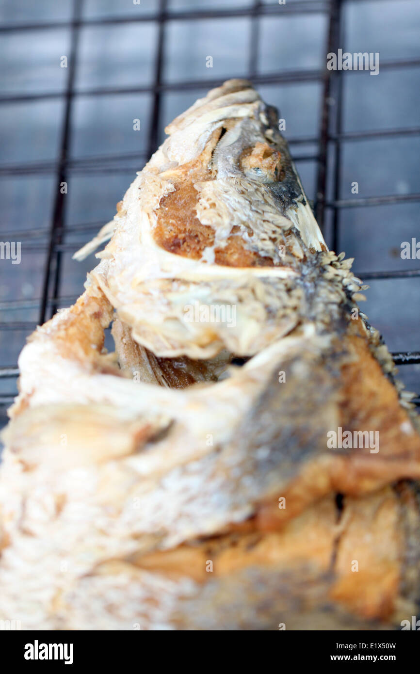 Texture di spigola o tardive pesci fritti cibi locali in Thailandia. Foto Stock