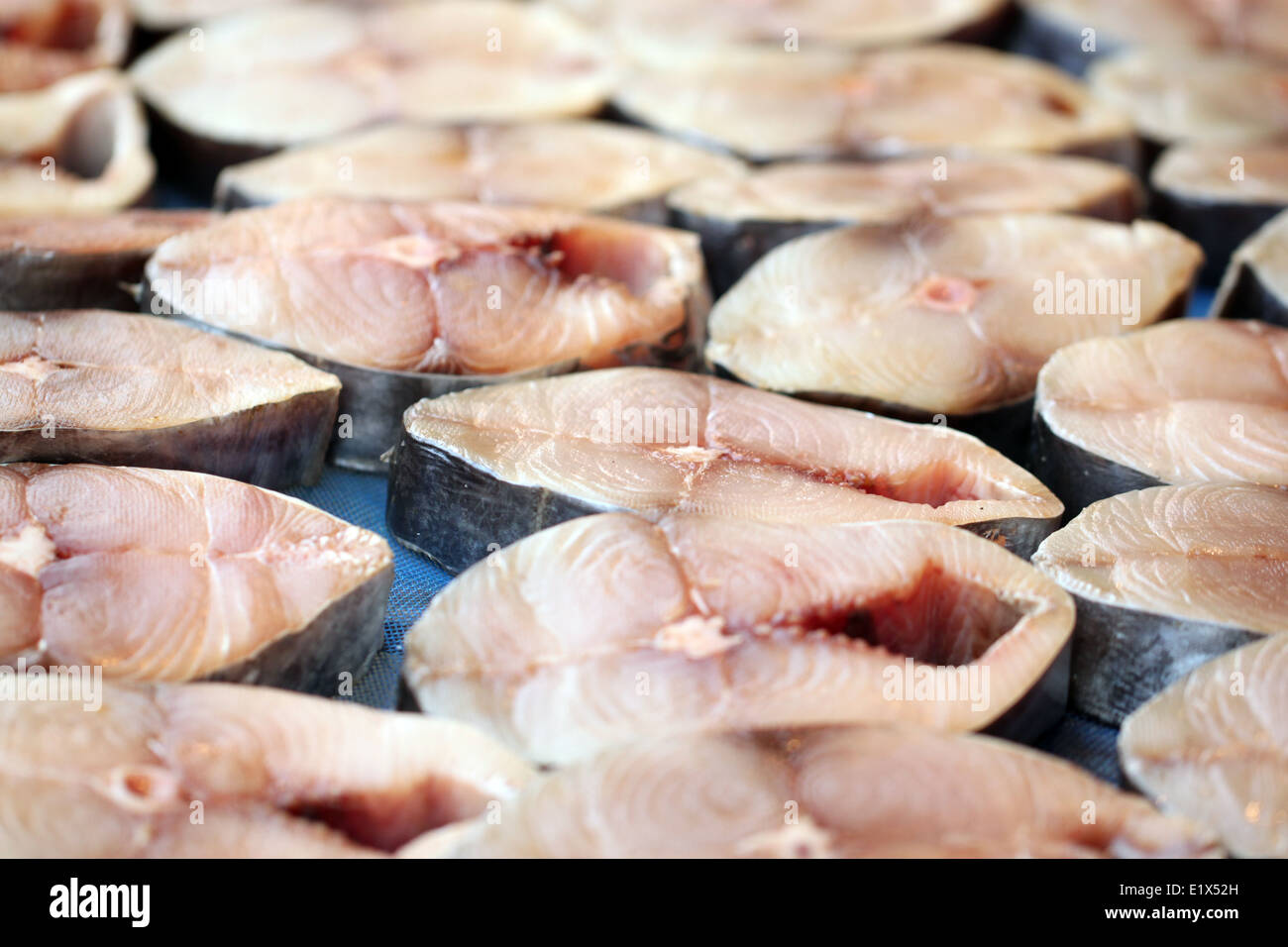 La consistenza del pesce di mare fette dopo essiccamento nella luce del sole in una pronta per la cottura per frittura o cotto al forno. Foto Stock