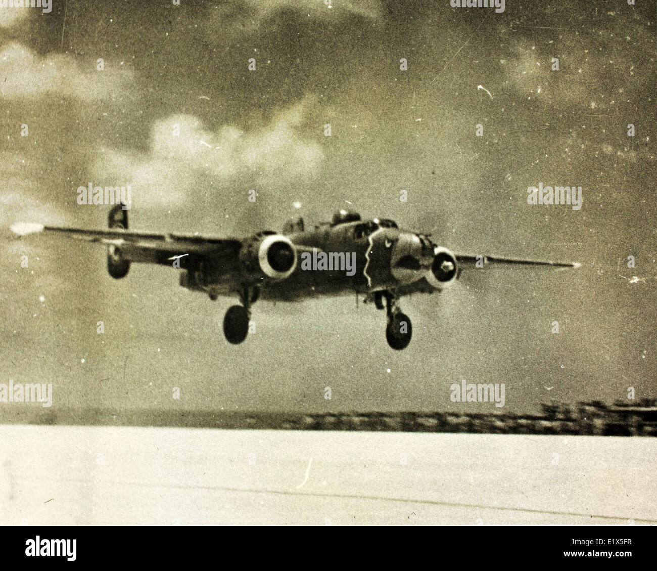 Il 345th Bomb Group, pilotato dal North American B-25 Mitchell, operò tra il 1939 e il 1945. Questo bombardiere fu una parte critica delle forze aeree dell'esercito degli Stati Uniti durante la seconda guerra mondiale, eseguendo bombardamenti e missioni tattiche nel teatro del Pacifico. Il B-25 Mitchell, noto per la sua durata e versatilità, fu parte integrante del successo di numerosi raid aerei. Foto Stock