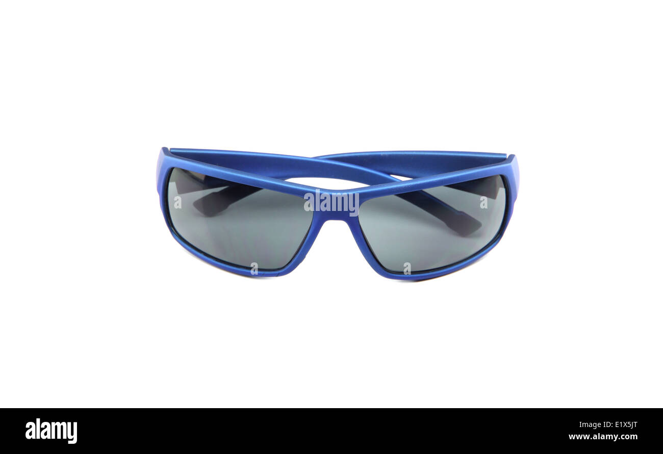 Primo piano occhiali da sole blu isolato su sfondo bianco. Foto Stock