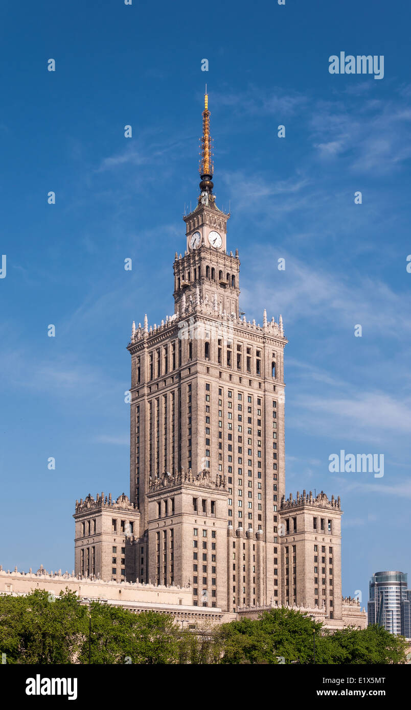 Palazzo della Cultura e della scienza (PKiN) nel centro di Varsavia, Polonia. Punto di riferimento e il simbolo dello stalinismo e del comunismo. Foto Stock
