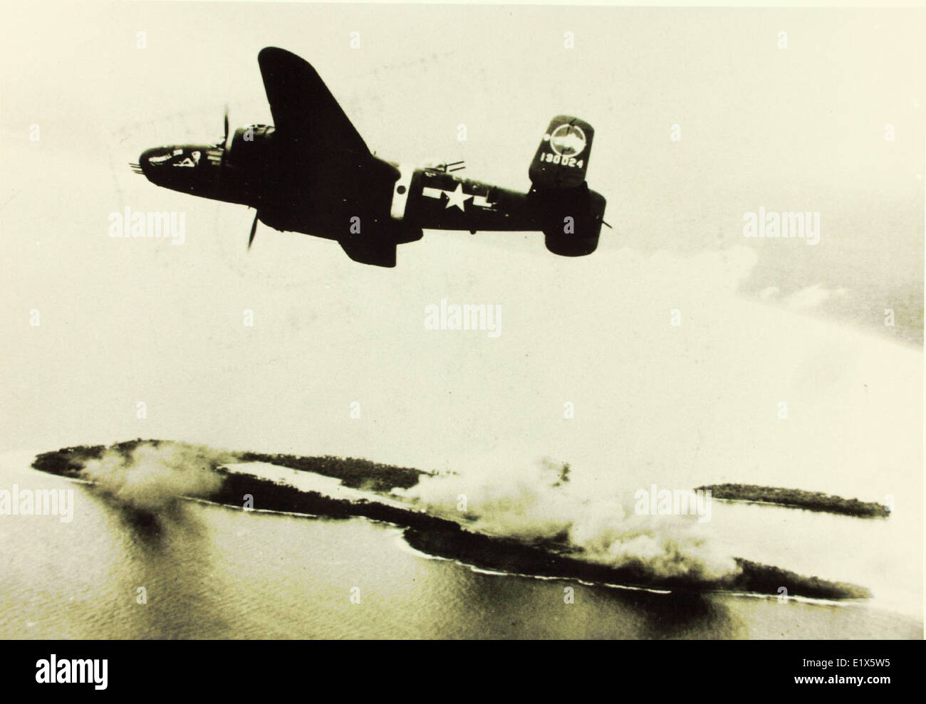 Il 345th Bomb Group era un'unità essenziale della U.S. Army Air Force durante la seconda guerra mondiale, utilizzando il bombardiere North American B-25 Mitchell. Questo aereo, noto per la sua robustezza e versatilità, fu impiegato per bombardamenti attraverso il Pacific Theater, contribuendo in modo significativo allo sforzo bellico alleato. Foto Stock