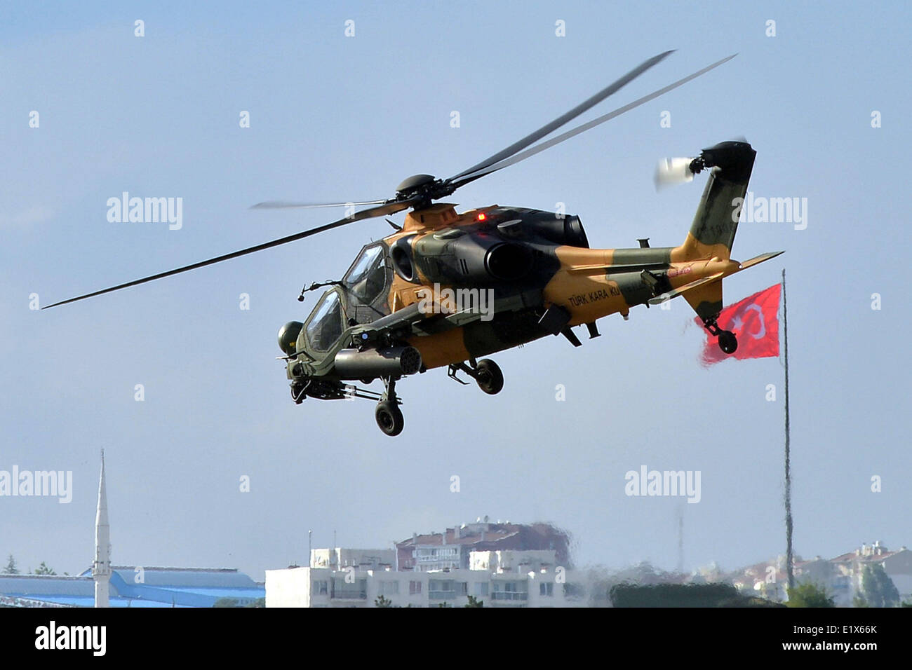 (140610) -- Ankara, 10 giugno 2014 (Xinhua)-- un elicottero T-129 ATAK è visto durante la cerimonia di consegna presso l'esercito turco di difesa aerea a comando in Ankara, Turchia il 10 giugno 2014. Tre Turchia del primo localmente co-fabbricato elicotteri d'assalto T-129 ATAK sono stati consegnati alle forze armate turche (TSK) Martedì. (Xinhua/Mustafa Kaya) Foto Stock