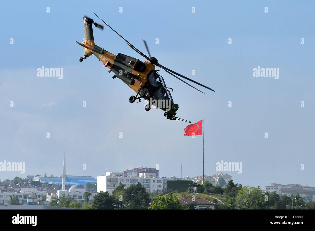 (140610) -- Ankara, 10 giugno 2014 (Xinhua)-- un elicottero T-129 ATAK è visto durante la cerimonia di consegna presso l'esercito turco di difesa aerea a comando in Ankara, Turchia il 10 giugno 2014. Tre Turchia del primo localmente co-fabbricato elicotteri d'assalto T-129 ATAK sono stati consegnati alle forze armate turche (TSK) Martedì. (Xinhua/Mustafa Kaya) Foto Stock