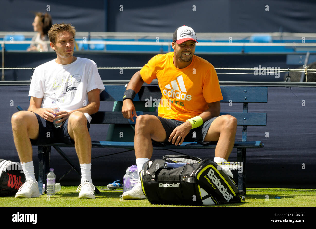 Nicolas MAHUT (Francia) e Jo-Wilfried Tsonga (Francia) guardando gli altri giocatori sulla pratica tribunali, Regine Club, 2014 Foto Stock