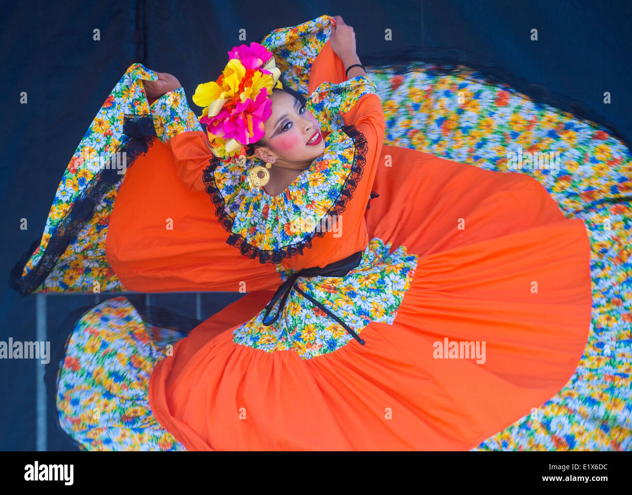 La ballerina partecipa al Cinco De Mayo festival a San Diego Foto Stock