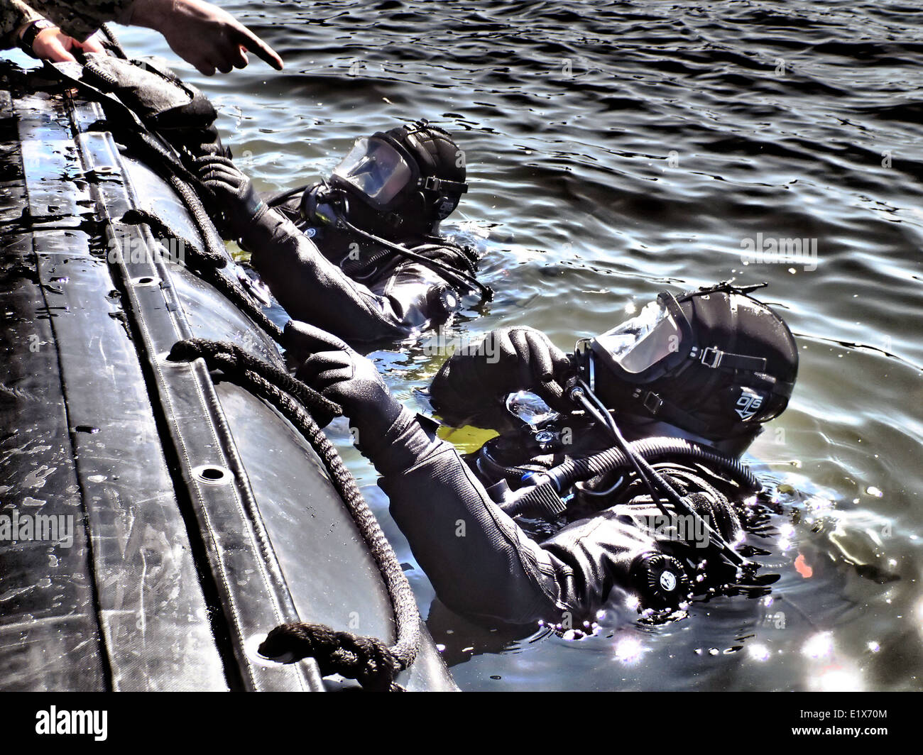 US Navy divers vengono fornite istruzioni dall'immersione supervisore prima di acqua fredda-dry-suit immersioni Marzo 15, 2014 in corrispondenza della giunzione base Expeditionary Little Creek, Virginia. Foto Stock
