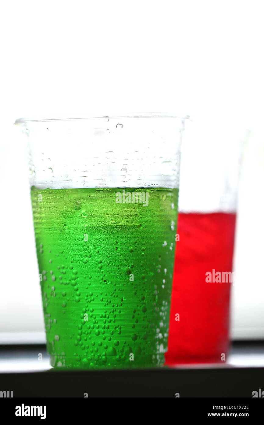 Il rosso e il verde di zuccherati di bevande in bicchiere di plastica. Foto Stock