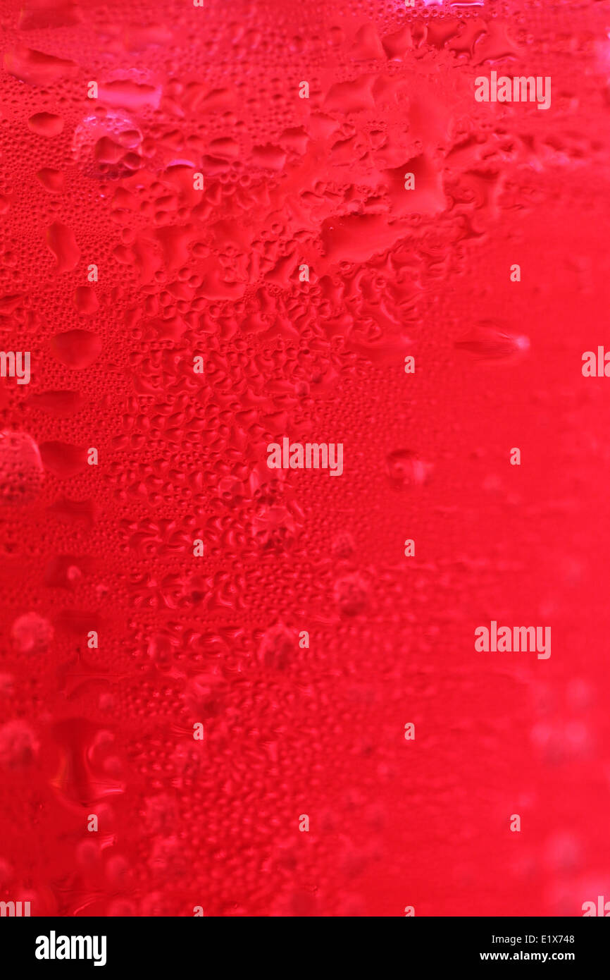 Rosso di bevande in bicchiere di plastica per sfondo astratto. Foto Stock