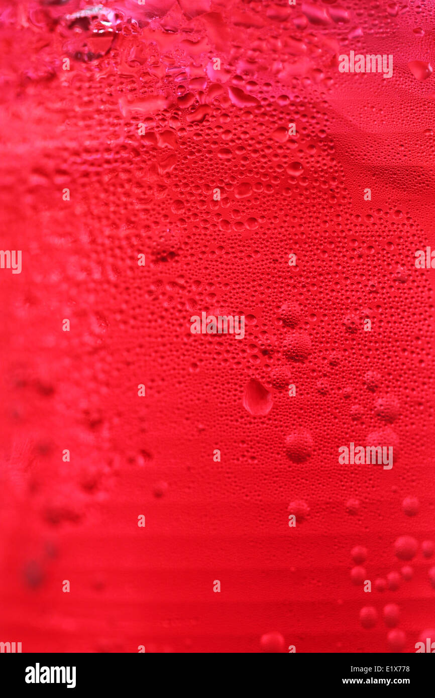 Rosso di bevande in bicchiere di plastica per sfondo astratto. Foto Stock