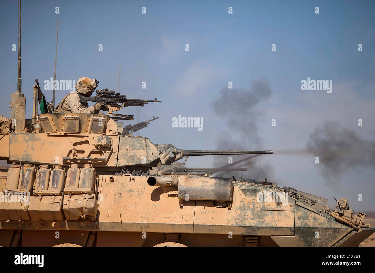 Un US Marine Corps luce veicolo blindato assegnato alla ventiduesima Marine Expeditionary Unit apre il fuoco durante un'esercitazione a fuoco come parte di ansiosi Lion Maggio 30, 2014 in Jebel Petra, Giordania Foto Stock