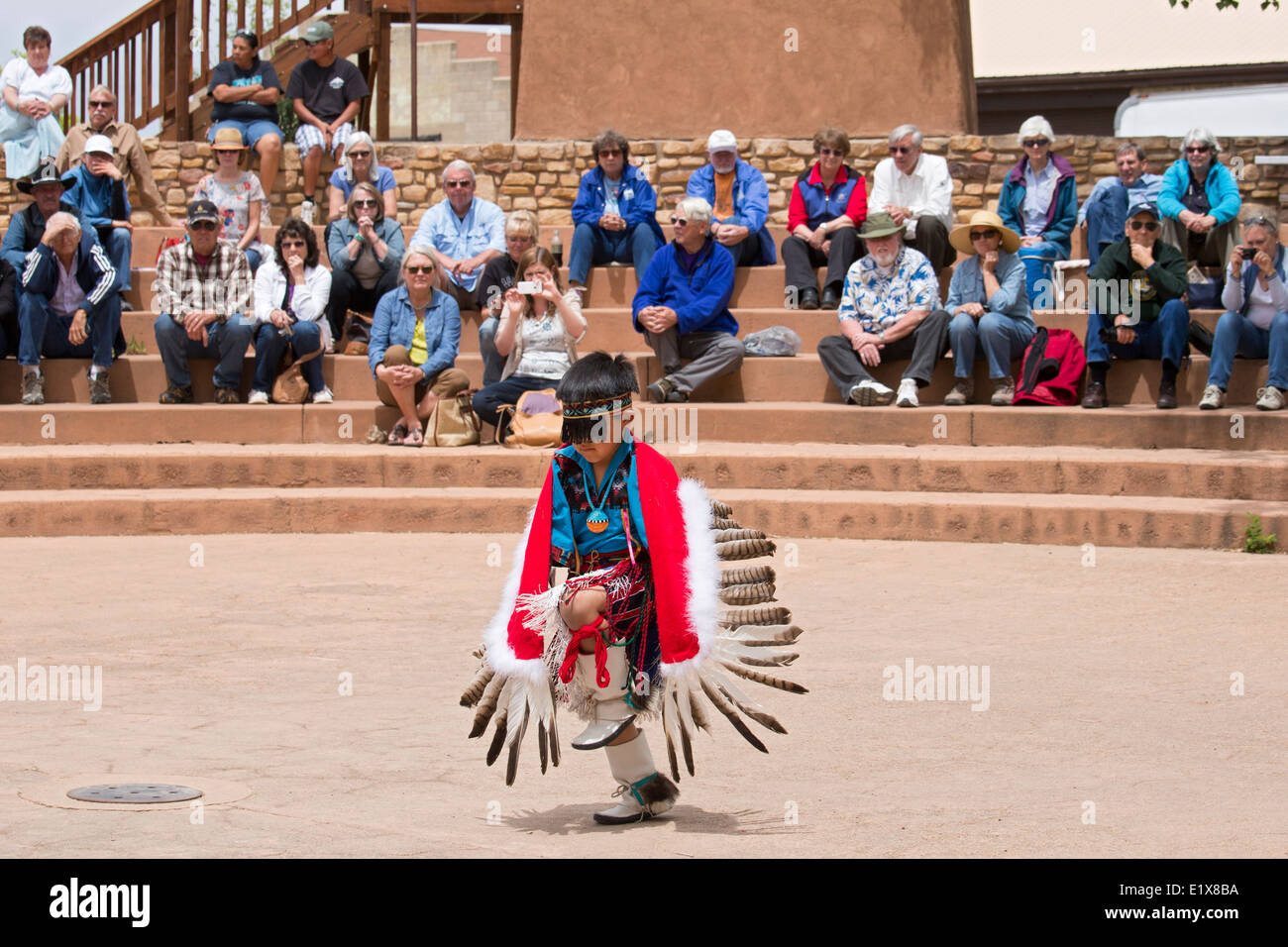 Cortez, Colorado - il Canyon di Oak ballerini di Jemez Pueblo nel Nuovo Messico eseguire durante l'Indiano Arte & Cultura Festival. Foto Stock
