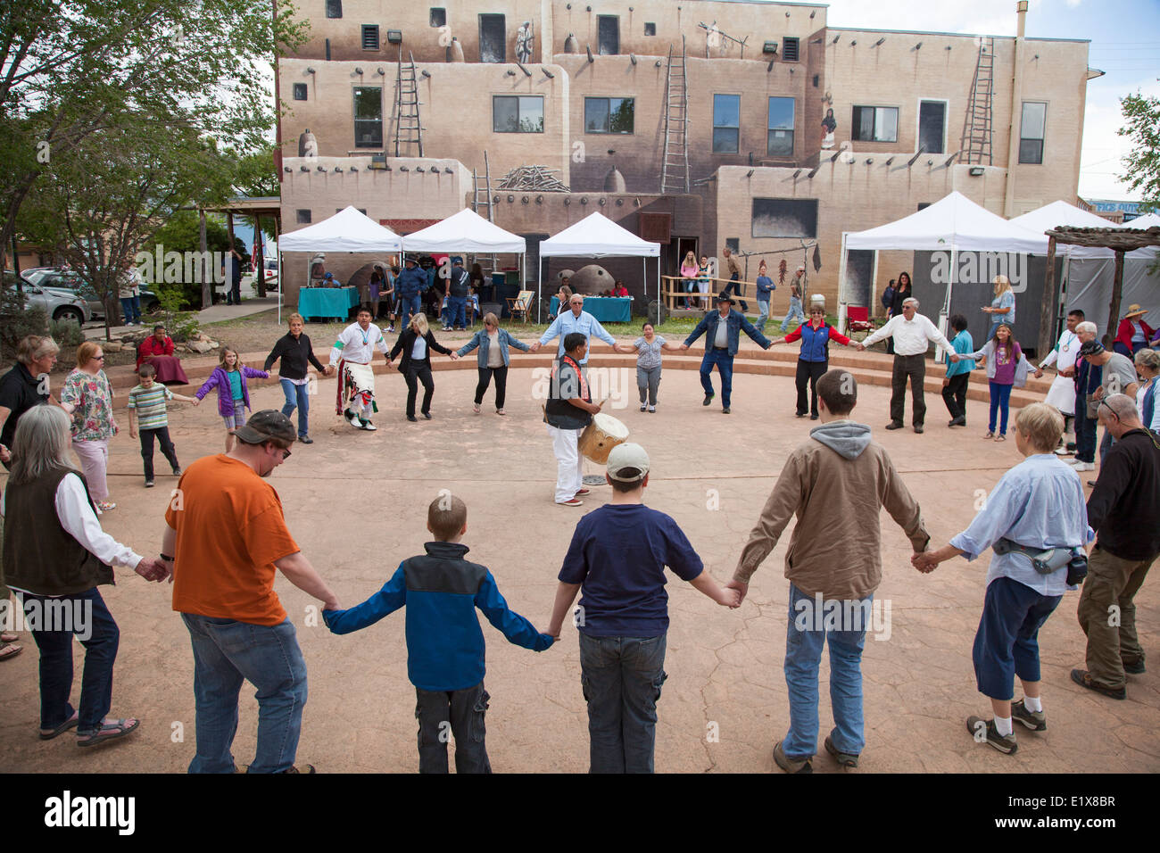 Cortez, Colorado - Il pubblico si unisce al Canyon di Oak ballerini di Jemez Pueblo durante l'Indiano Arte & Cultura Festival. Foto Stock