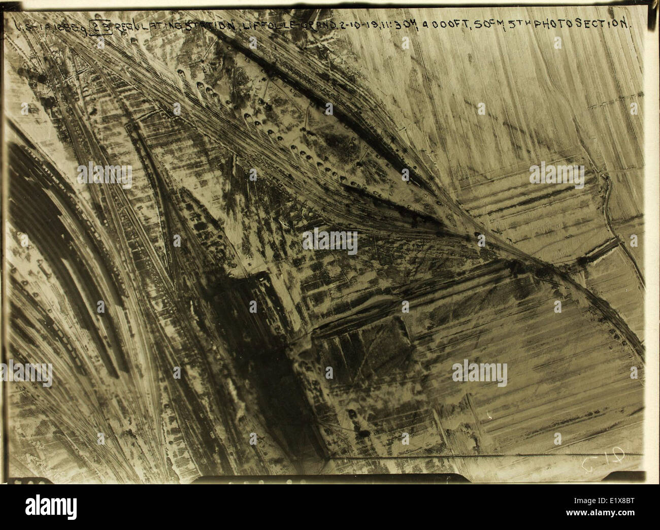 Le fotografie aeree della prima guerra mondiale catturano momenti cruciali di ricognizione militare e combattimento dal cielo. Queste immagini documentano l'uso precoce degli aerei in guerra e offrono informazioni sulle tattiche aeree e sulla tecnologia durante la grande Guerra. Foto Stock