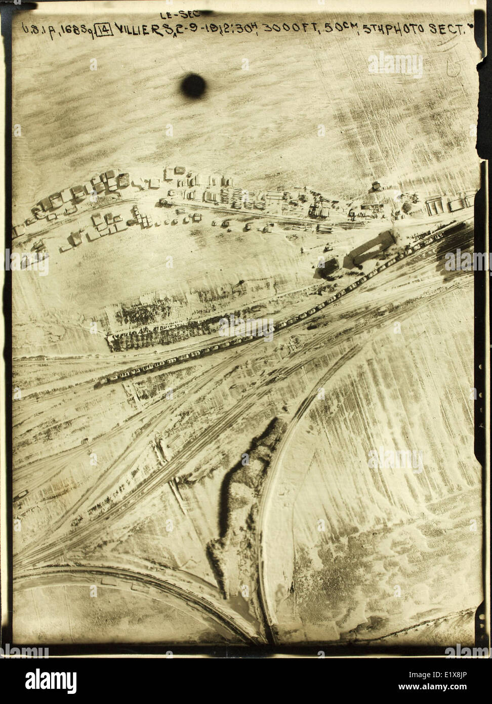 Queste viste aeree della prima guerra mondiale mostrano l'uso precoce degli aerei in ruoli di ricognizione e combattimento. Rappresentano un momento cruciale nella storia dell'aviazione, in quanto gli aerei erano sempre più utilizzati nelle operazioni militari durante la guerra. Foto Stock