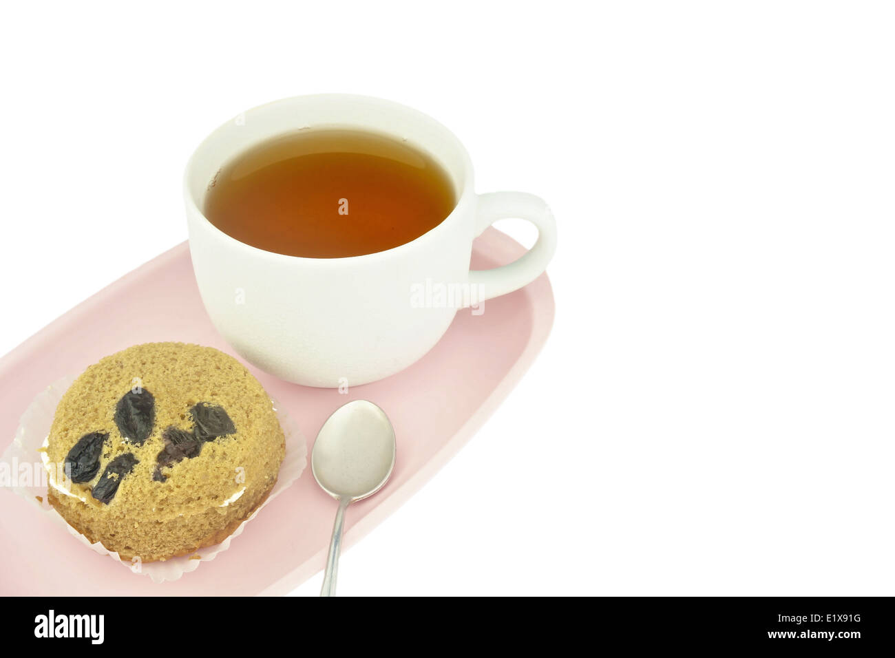Il tè in tazza bianca e torta al lato con cucchiaio messo sul vassoio rosa isolato su sfondo bianco. Foto Stock