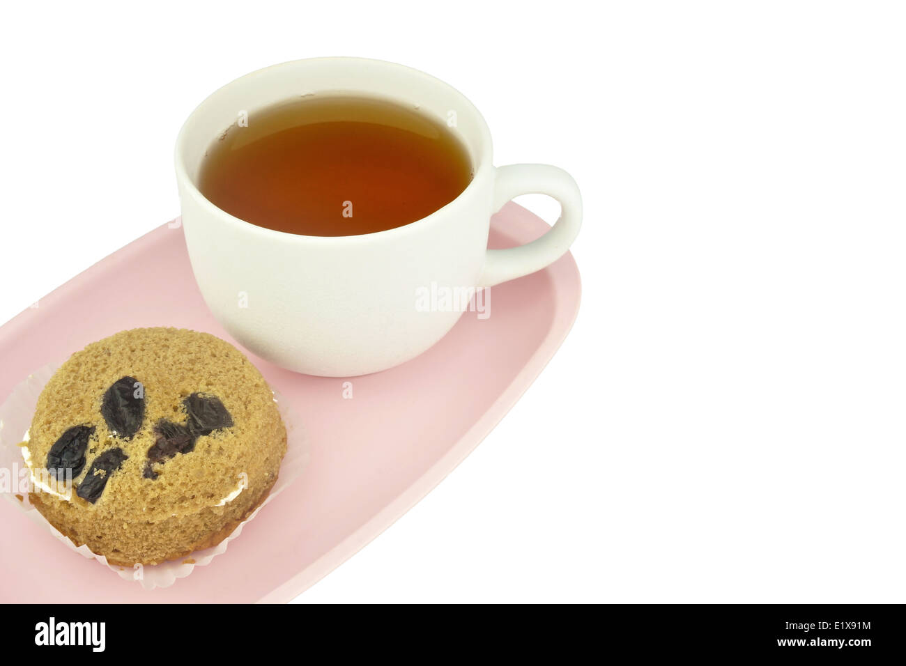 Il tè in tazza bianca e torta al lato messo sul vassoio rosa isolato con sfondo bianco. Foto Stock