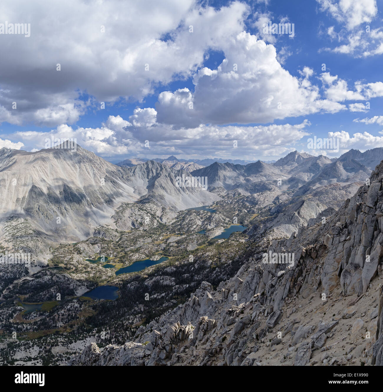 Rock Creek Valley si affacciano dalla vetta del Monte Starr nelle montagne della Sierra Nevada della California Foto Stock