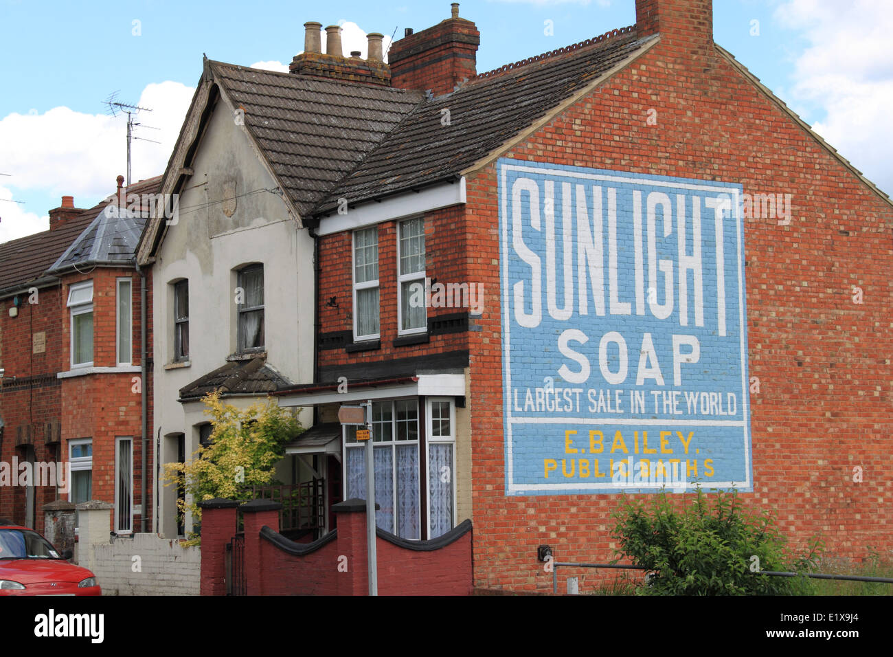 La luce del sole segno di sapone, Albert Street, Bletchley, Milton Keynes, Buckinghamshire, Inghilterra, Gran Bretagna, Regno Unito, Gran Bretagna, Europa Foto Stock
