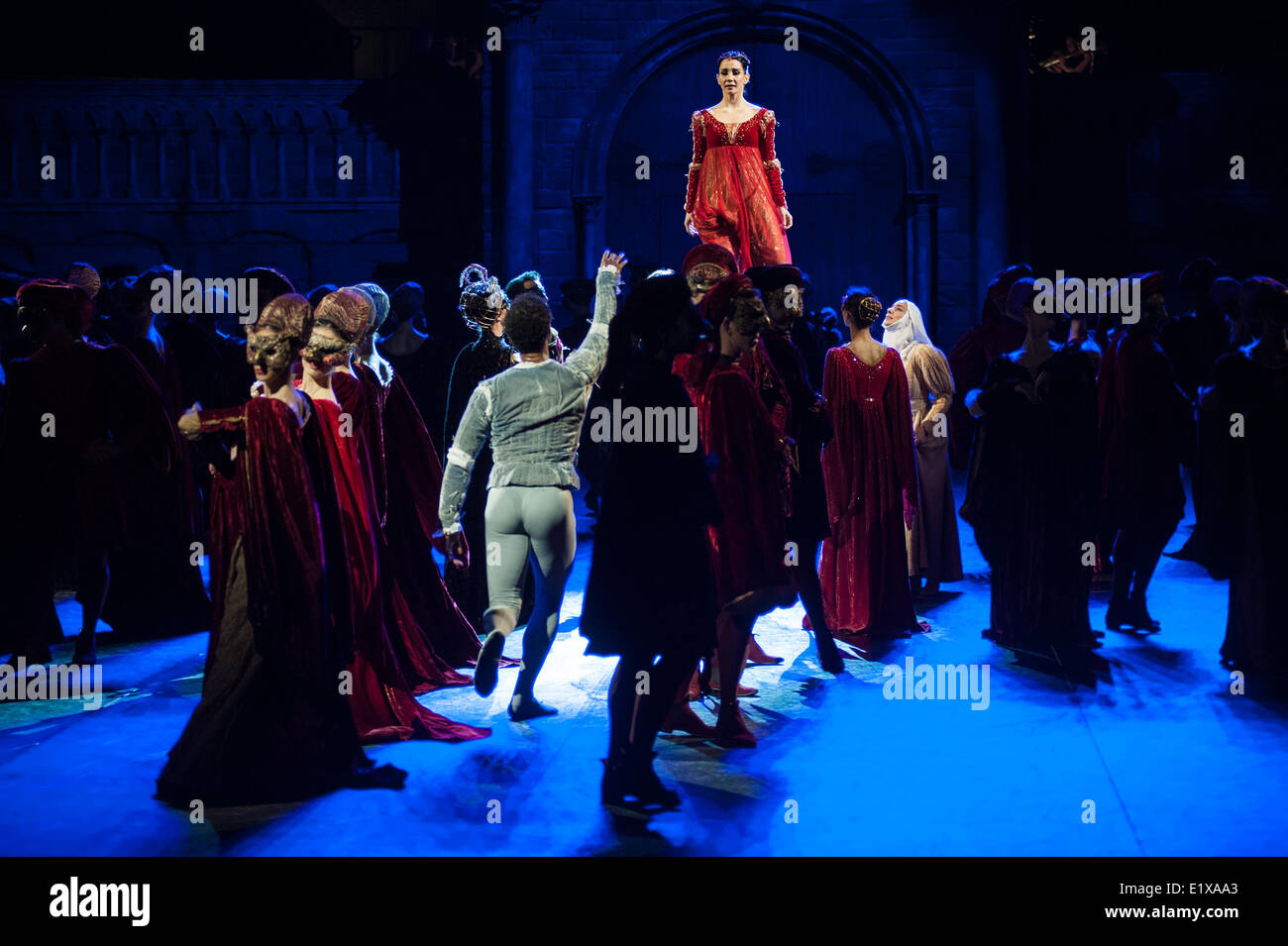 Londra, Regno Unito. Decimo Giugno, 2014. La English National Ballet presenta le prove abito per Romeo e Giulietta interpretato da Tamara Rojo e Carlos Acosta presso la Royal Albert Hall Credito: Piero Cruciatti/Alamy Live News Foto Stock