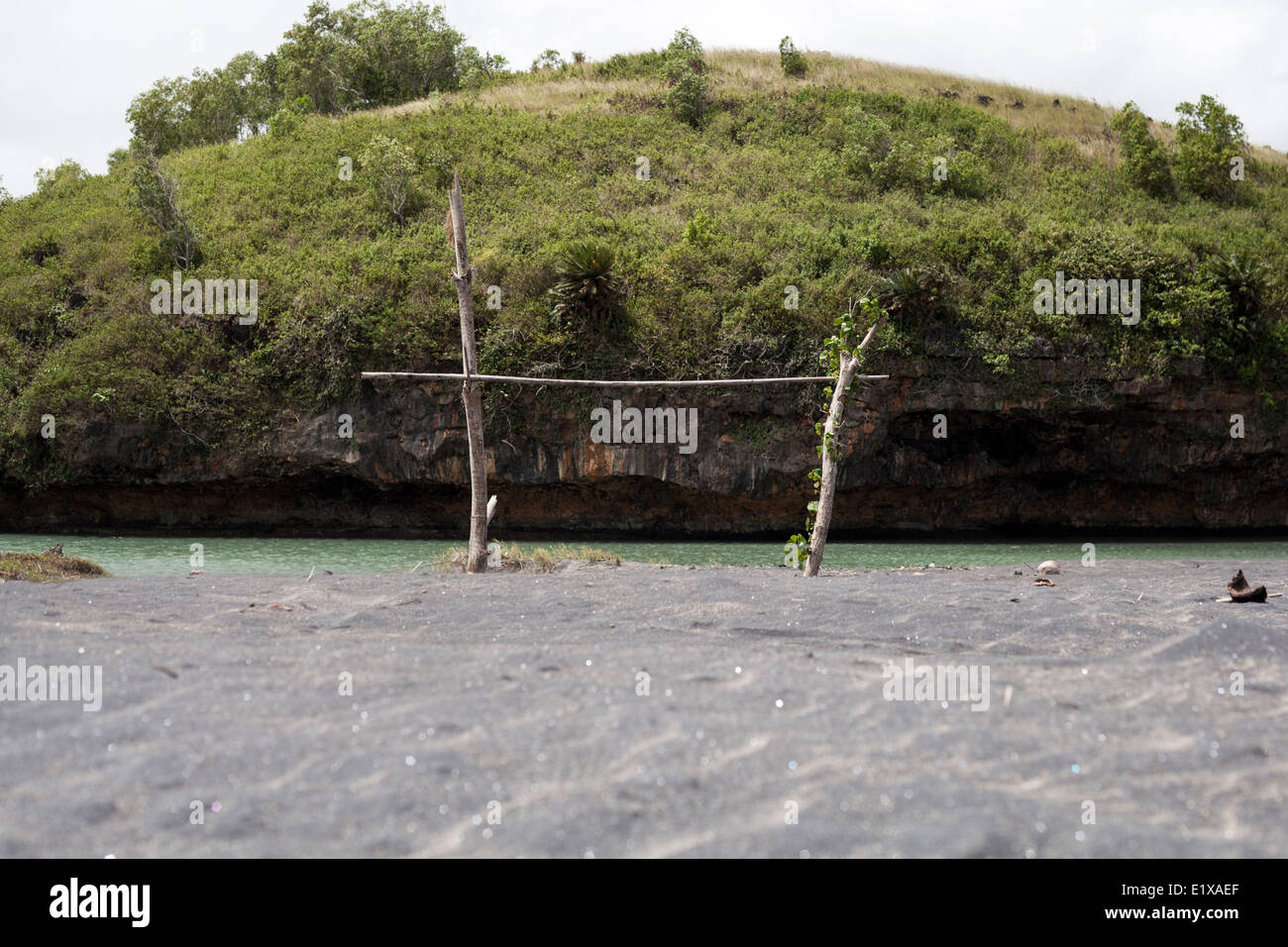 Calcio improvvisati posti su una spiaggia in Java Orientale, Indonesia. Foto Stock