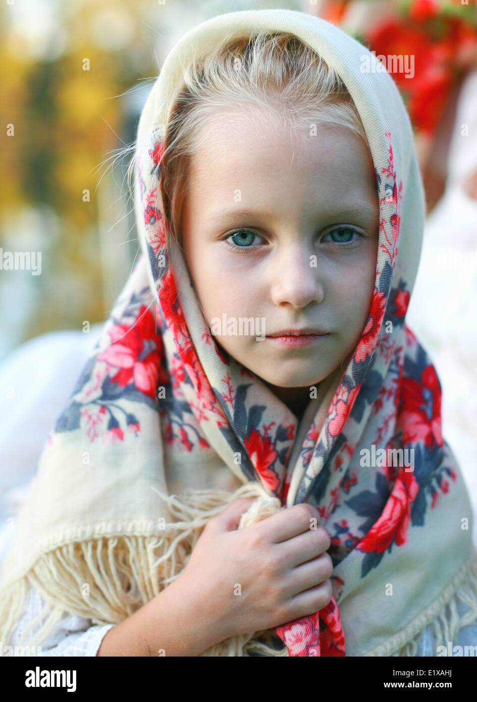 Ritratto di blue-eyed ragazza slava in nazionale sciarpa. Nome originale:  "lav' Foto stock - Alamy
