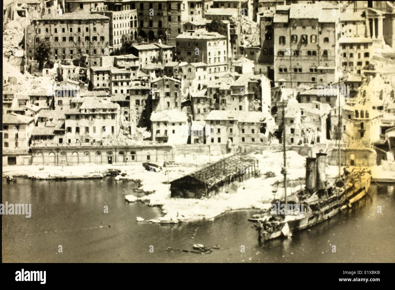 Questa foto di ricognizione aerea mostra Ancona, Italia, scattata durante l'operazione Strangangle, una serie di incursioni aeree alleate volte a distruggere le linee di rifornimento tedesche in Italia durante la seconda guerra mondiale Foto Stock