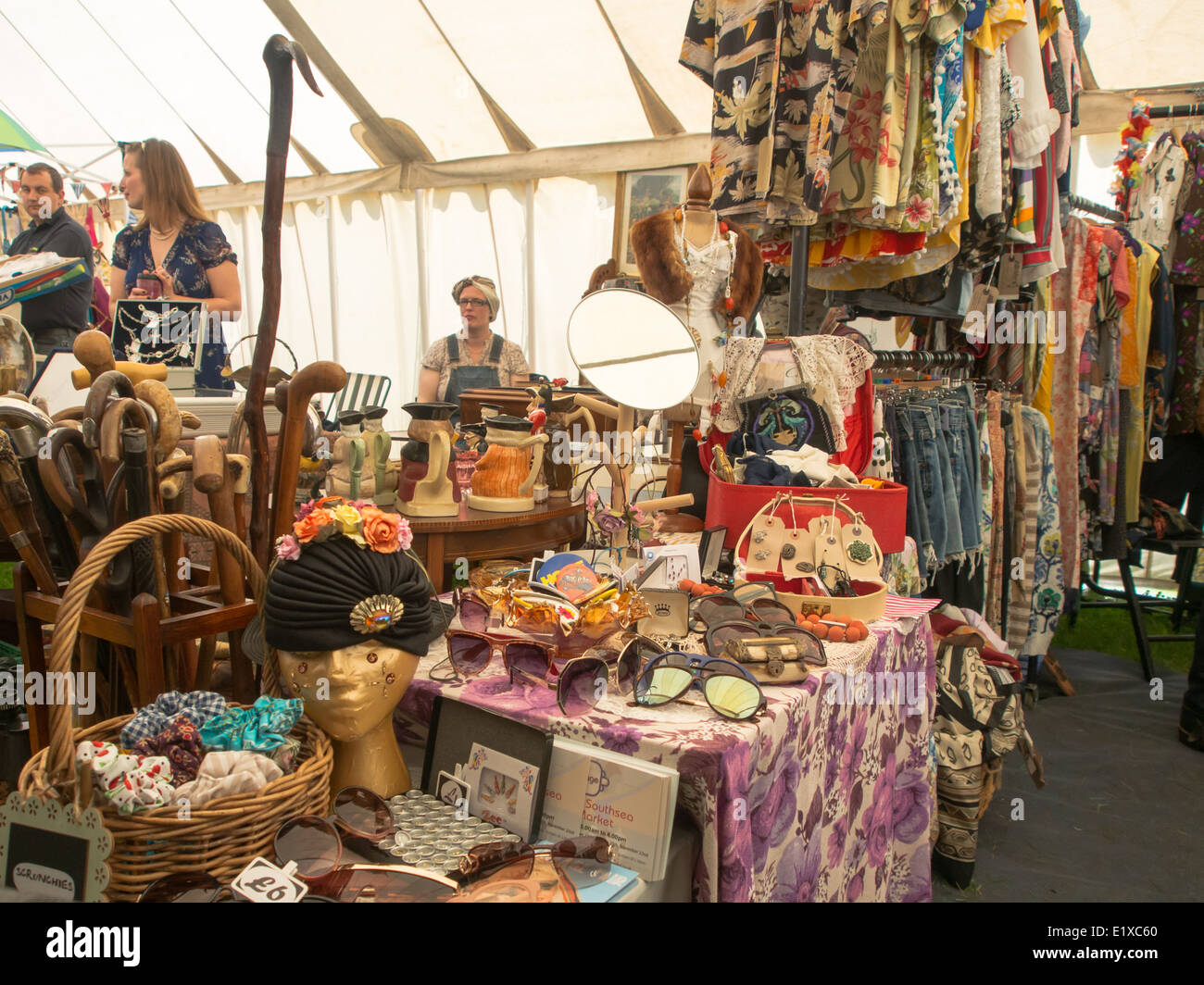 Un abbigliamento vintage e accessori stallo a un mercato Foto stock - Alamy