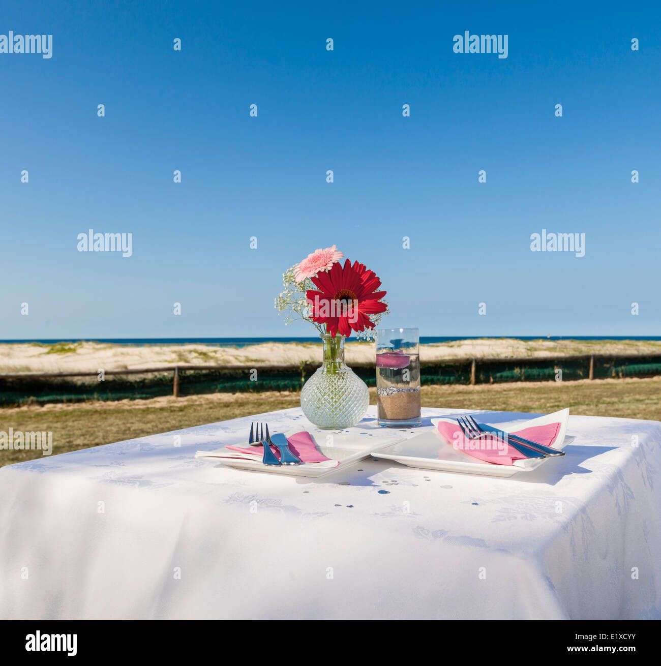 Tabella impostata per due sulla spiaggia Foto Stock