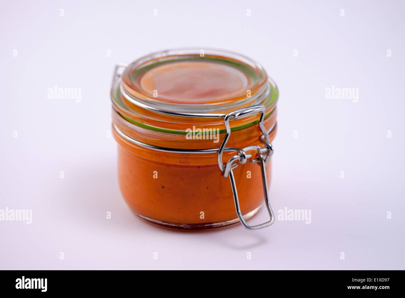 Prodotto alimentare colpo di vetro piccolo vasetto conservante con salsa al peperoncino. Facoltativo tagliati fuori. Foto Stock