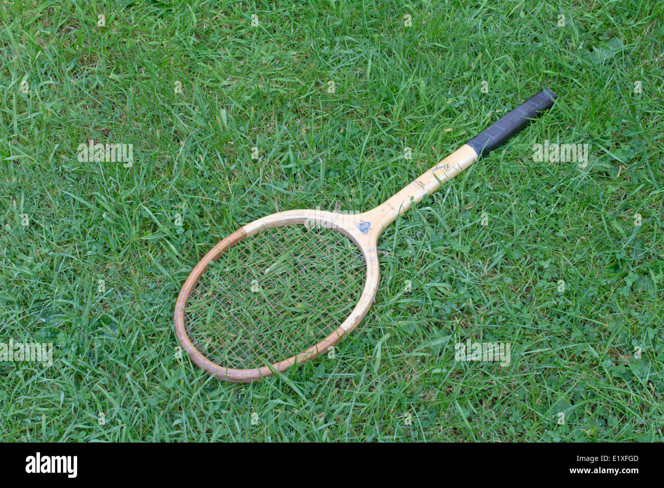 Vecchia Dunlop invincibile Denyer racchetta da tennis scartato sull'erba Foto Stock